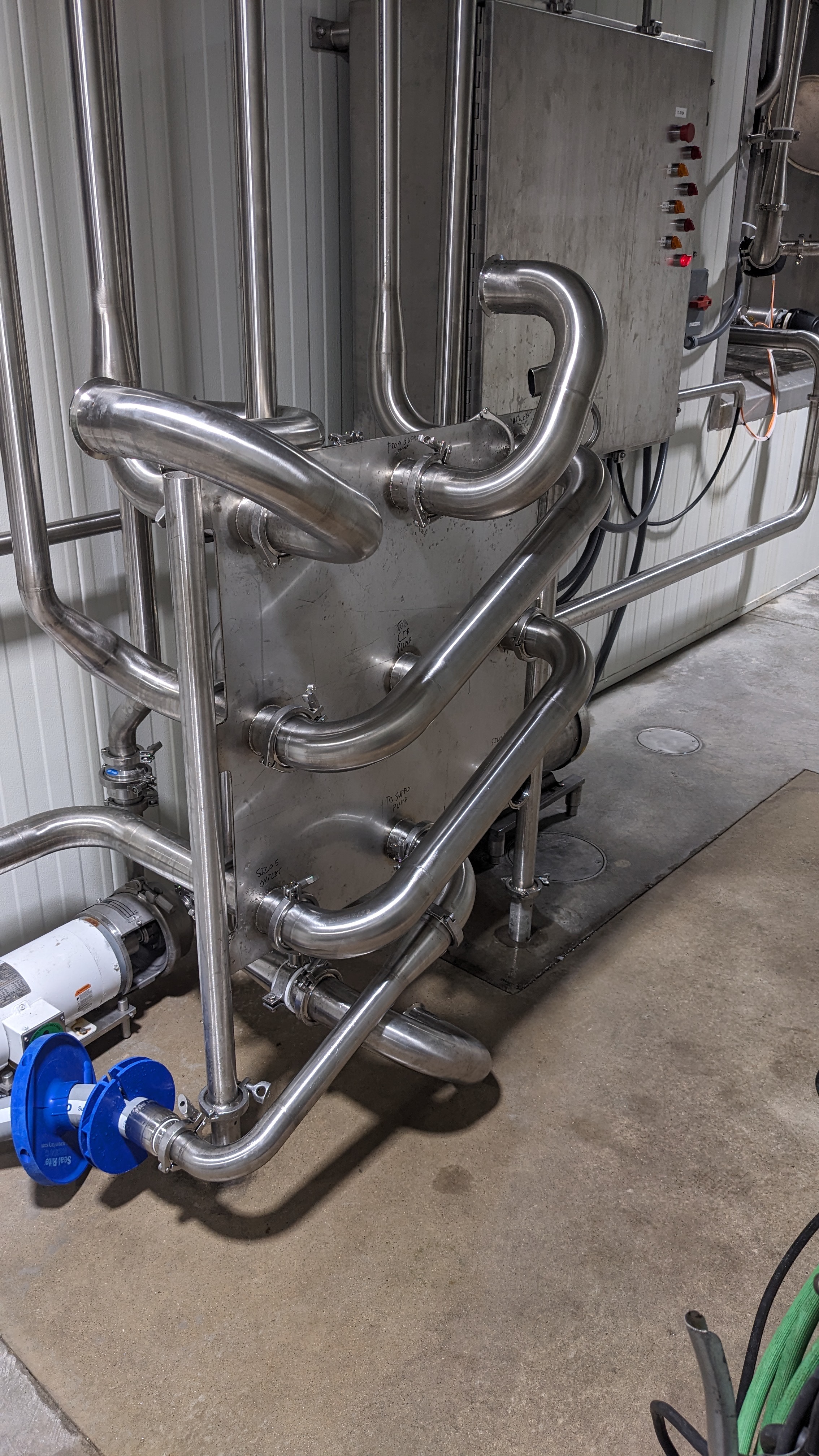 Flow plate installation